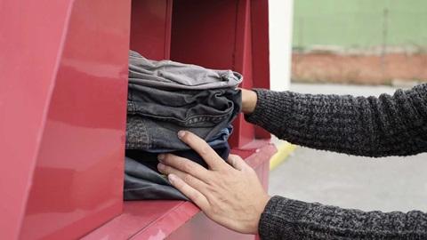 Ropa de trabajo en recipientes adecuados